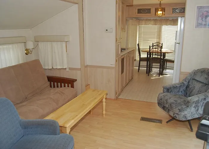Crescent Bar Camping Resort Cottage 4