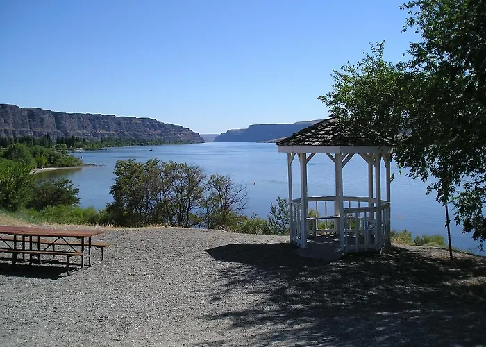 Crescent Bar Camping Resort Cottage 4