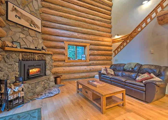 Riverfront Cabin W/ Hot Tub: 2 Mi To Eagle Falls